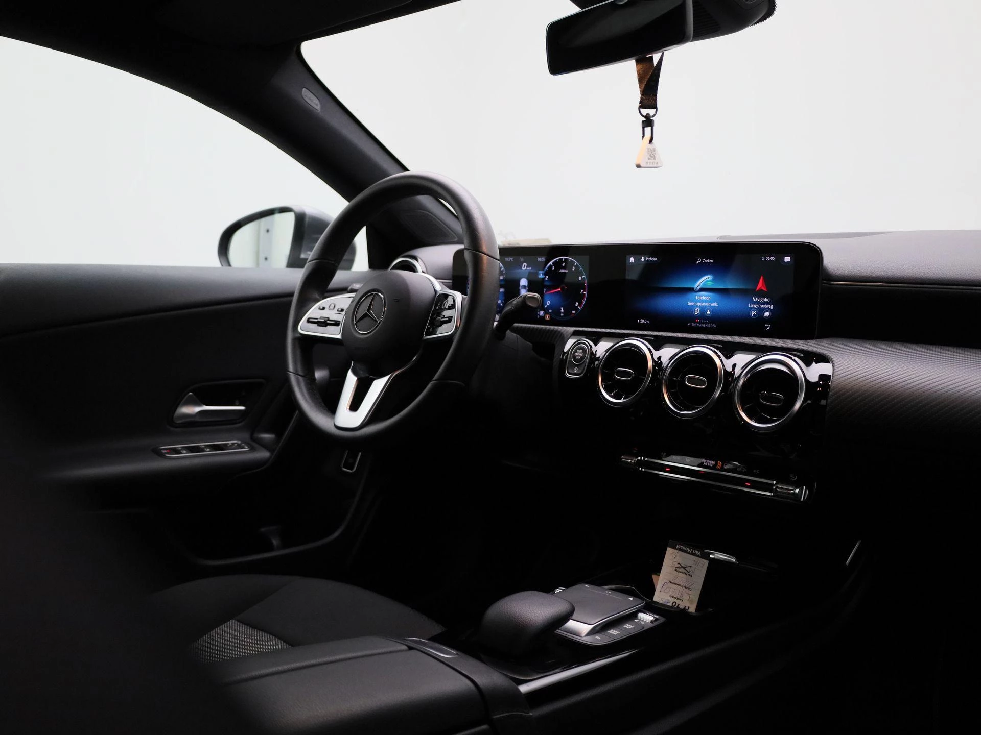 Mercedes-Benz-CLA-image-32
