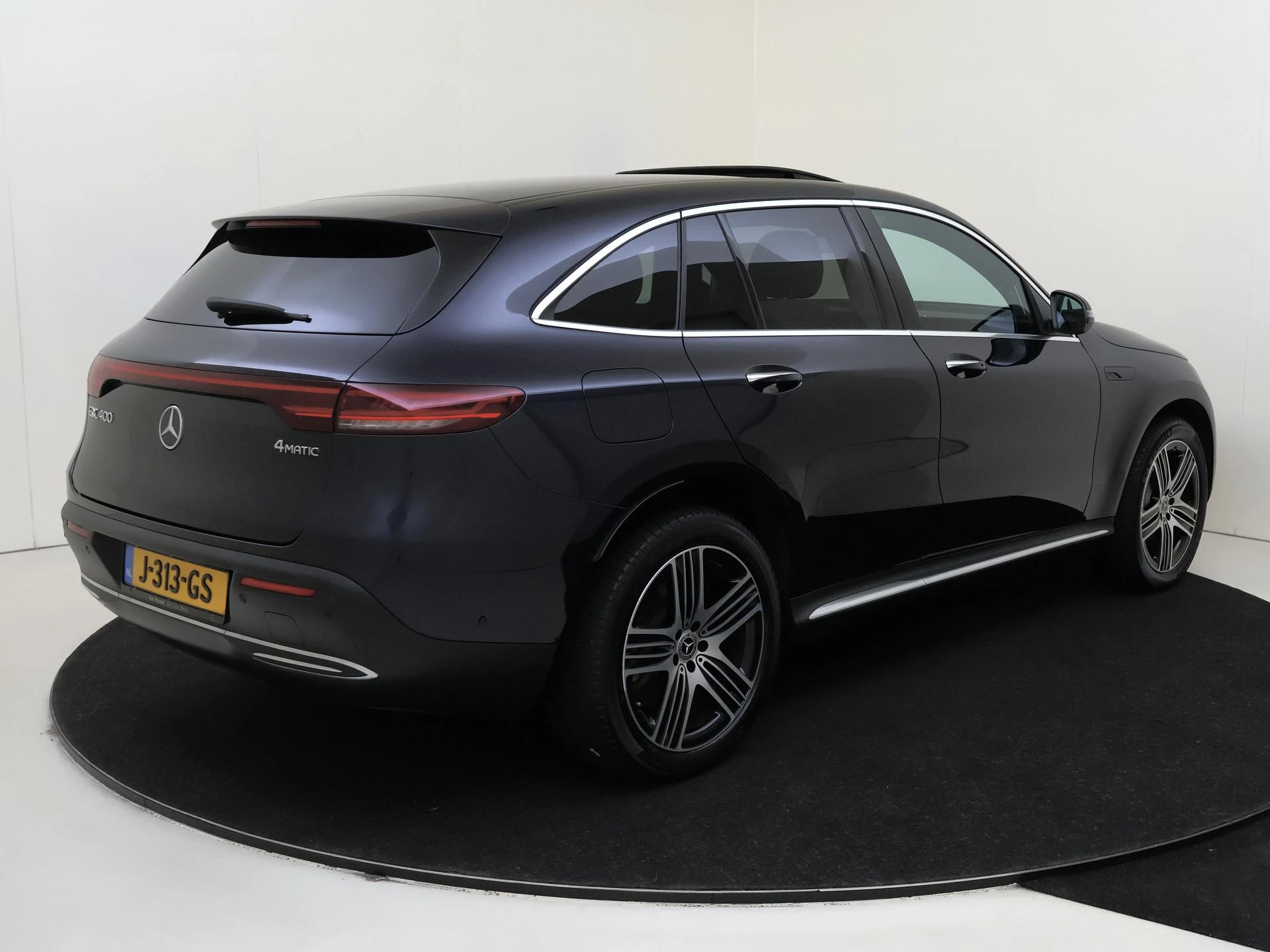 Mercedes-Benz-EQC-image-3