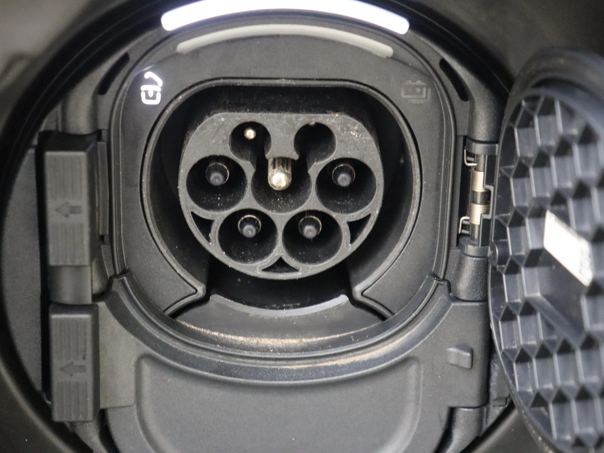 Mercedes-Benz-EQB-image-31