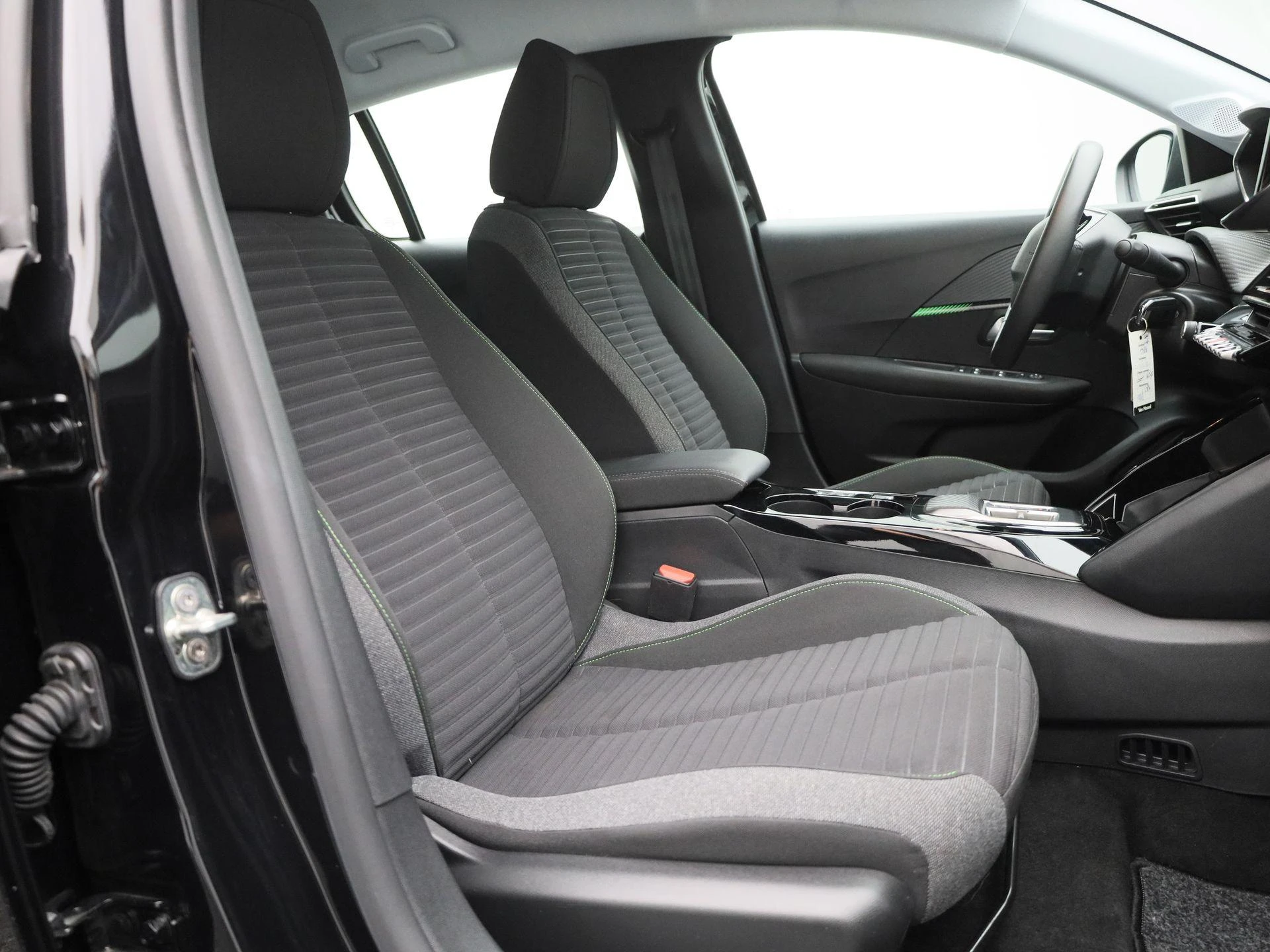 Peugeot-e-208-image-34