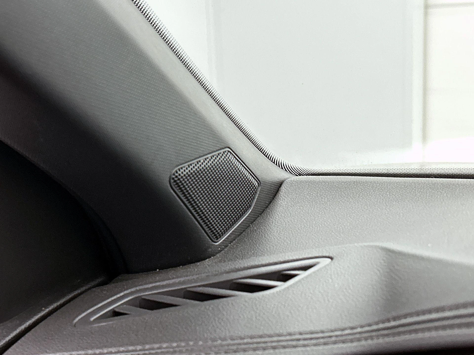 Volkswagen-T-Roc-image-12
