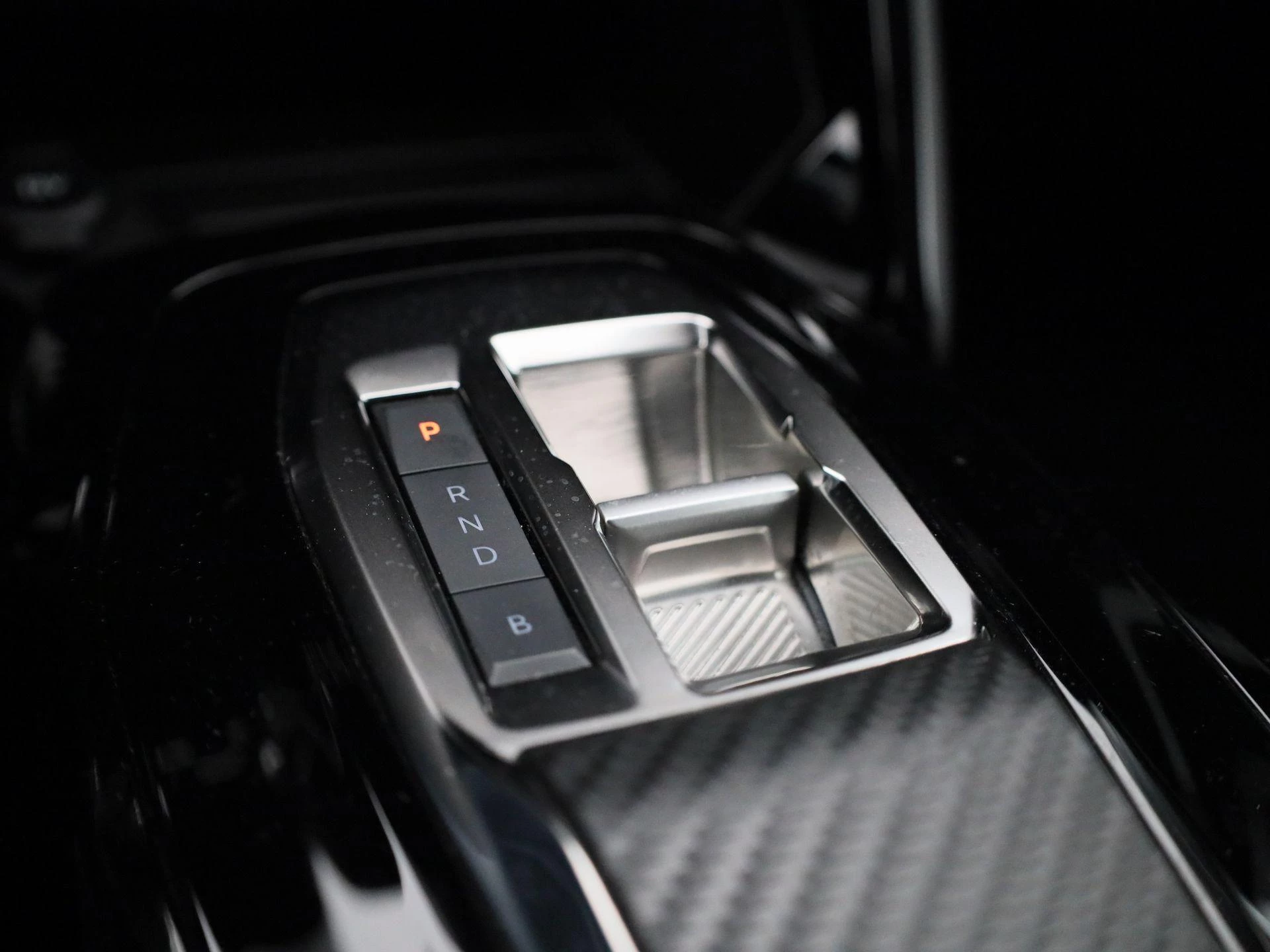 Peugeot-e-208-image-24