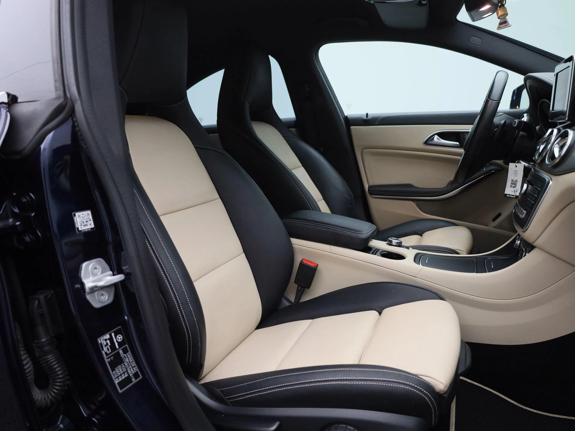 Mercedes-Benz-CLA-image-33