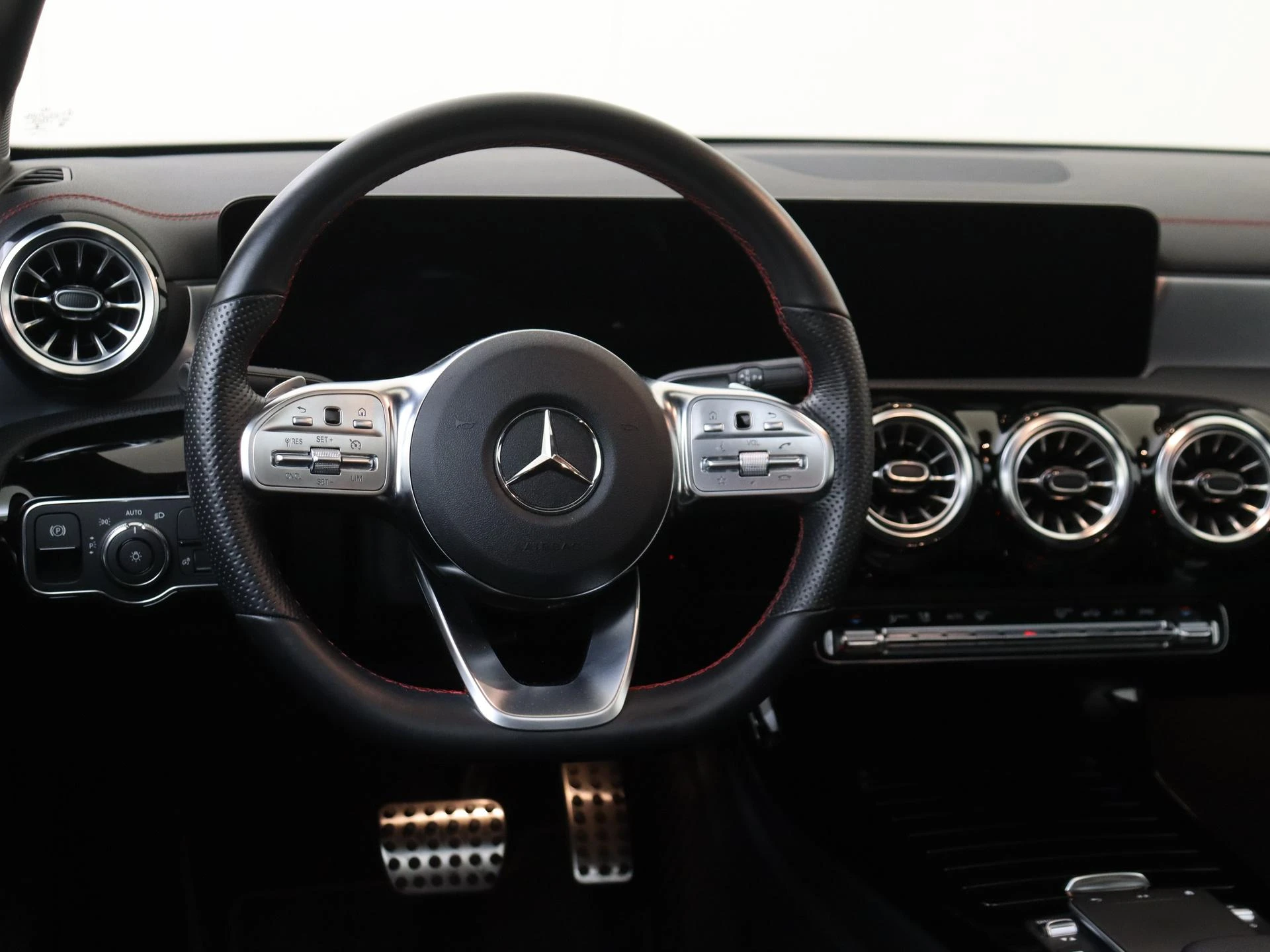 Mercedes-Benz-CLA-image-11