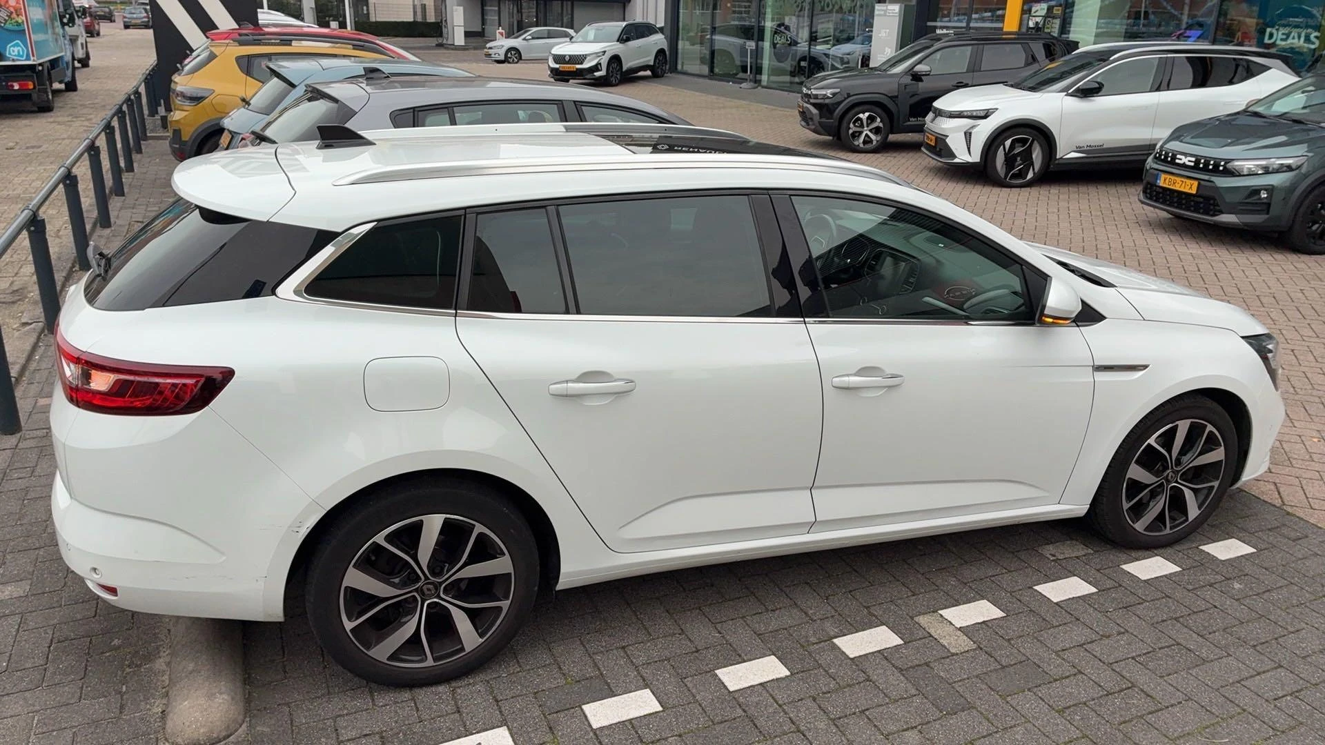 Renault-Mégane Estate-image-4