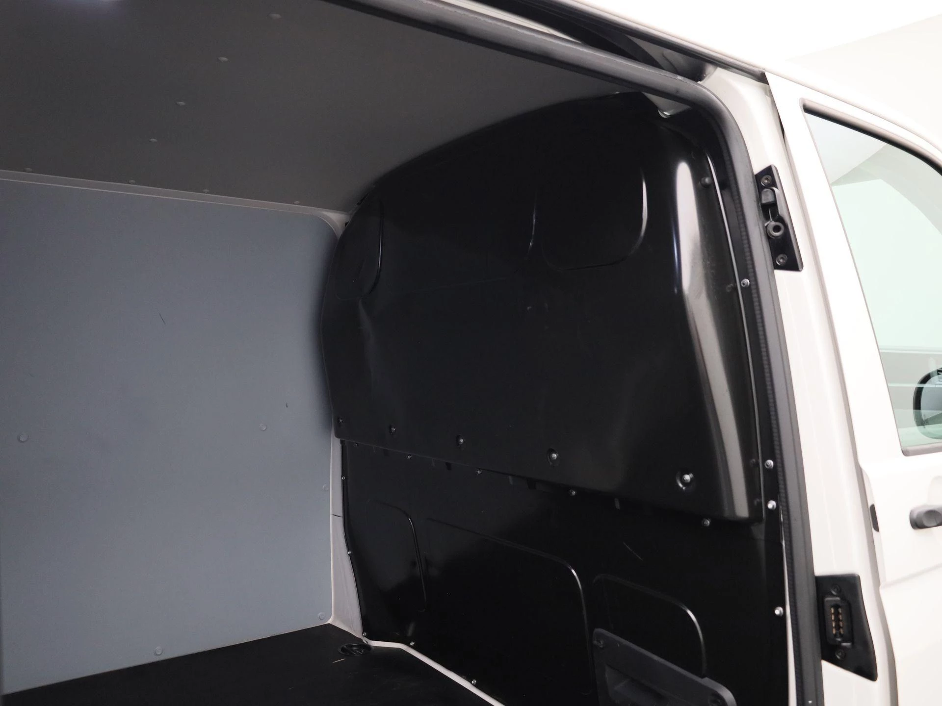 Volkswagen-Transporter-image-13