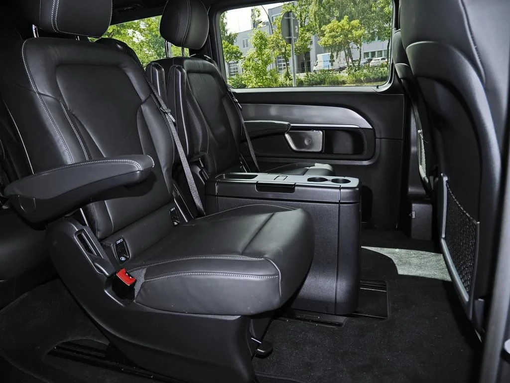 Mercedes-Benz-V-Klasse 300-image-13