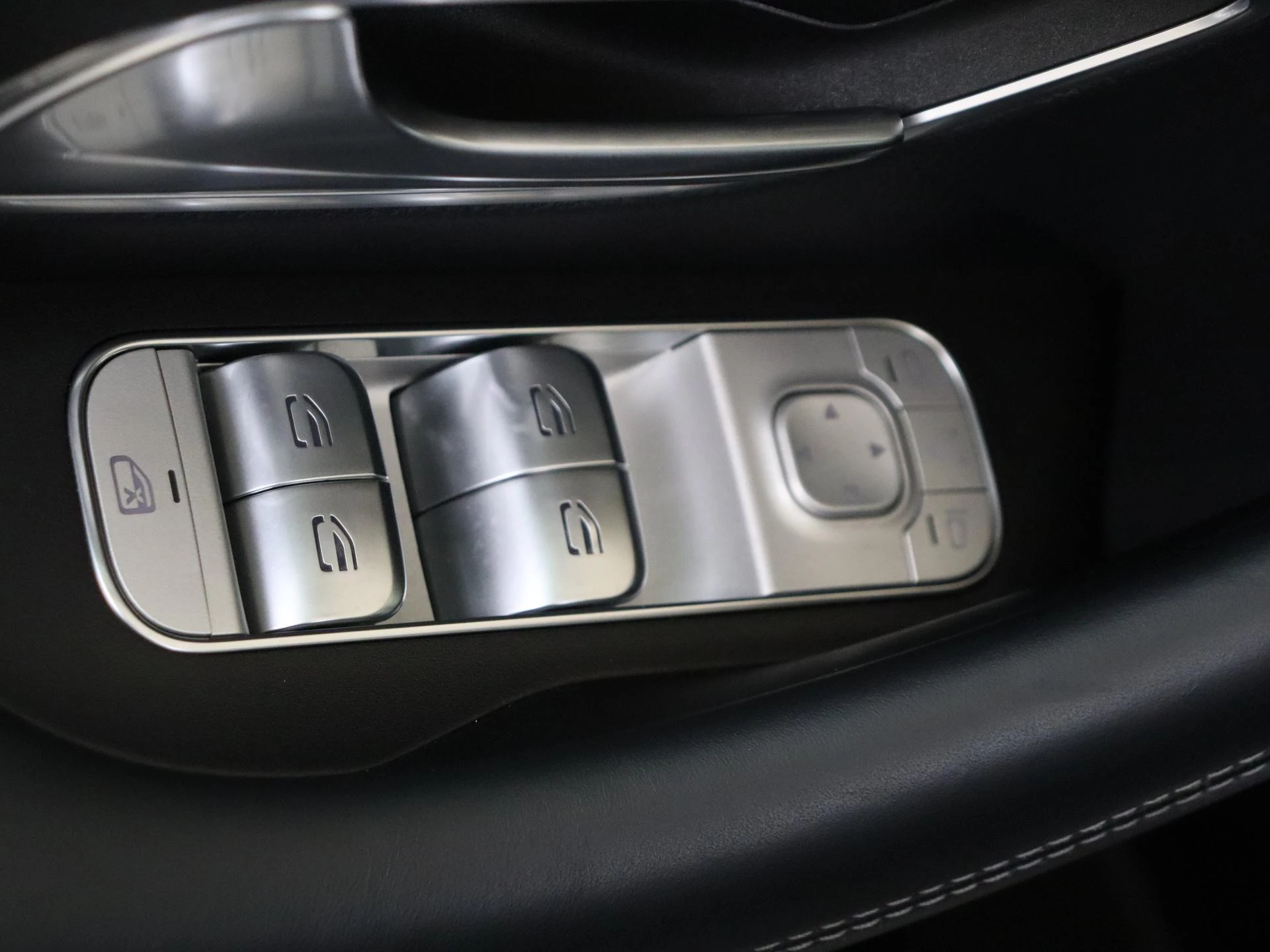 Mercedes-Benz-GLE-image-35