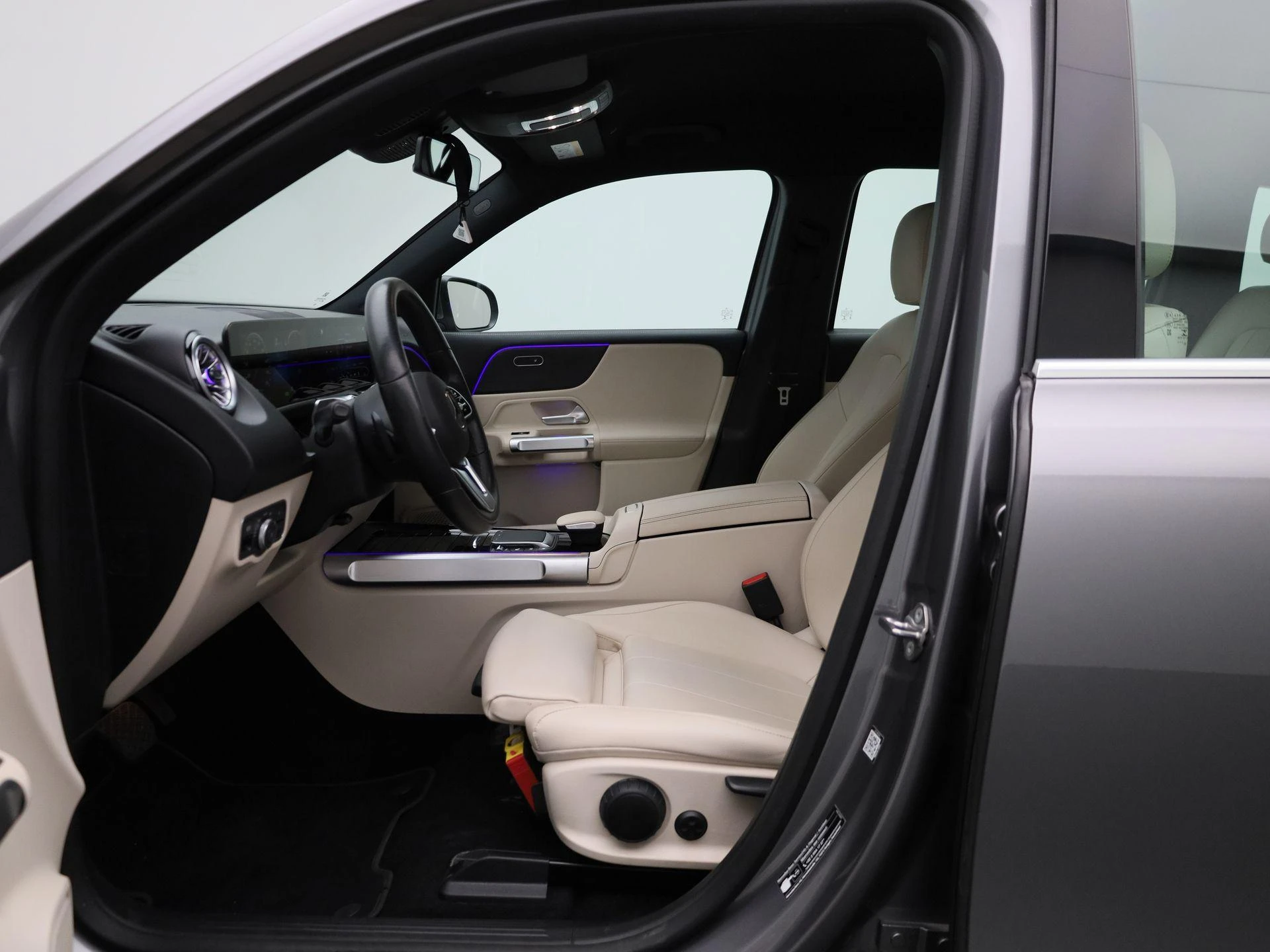 Mercedes-Benz-EQB-image-8