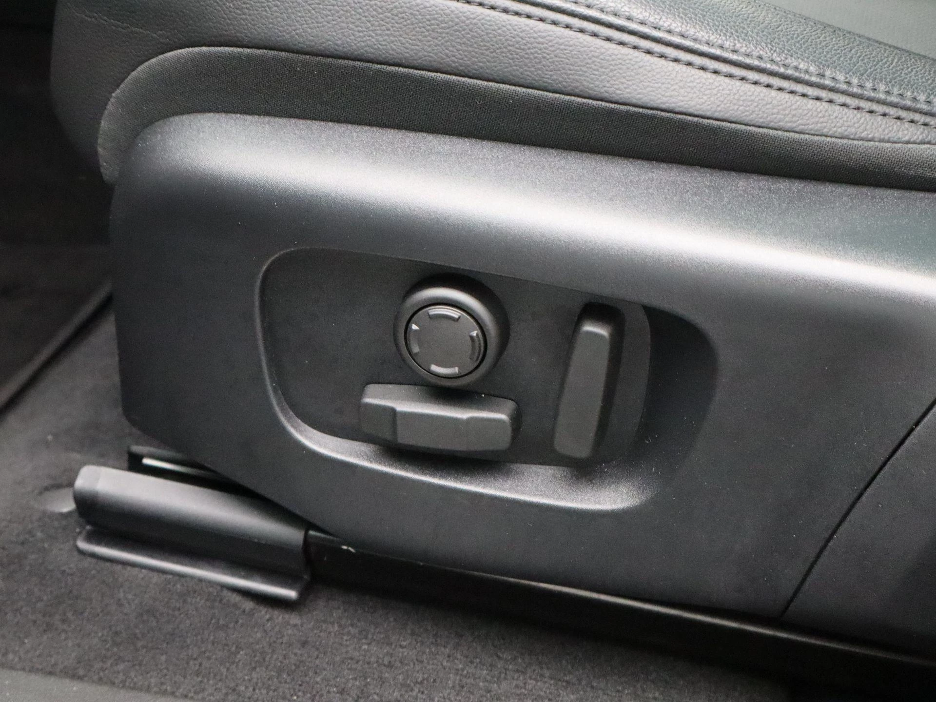Land Rover-Range Rover Evoque-image-25