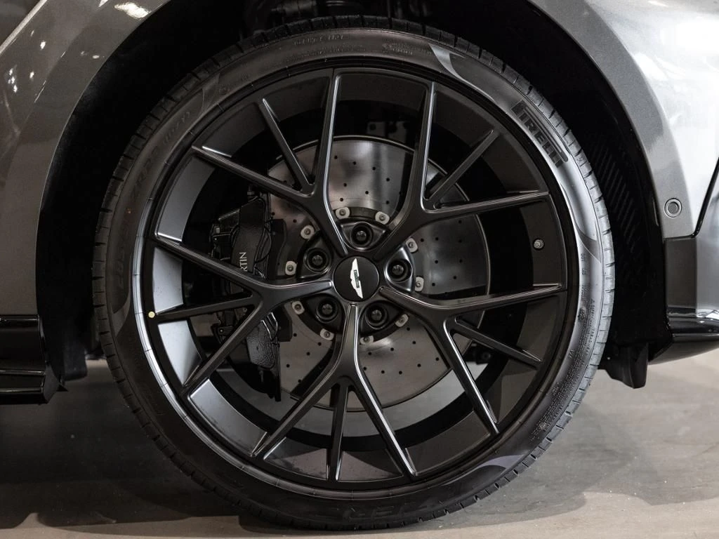 Aston Martin-DBX-image-4