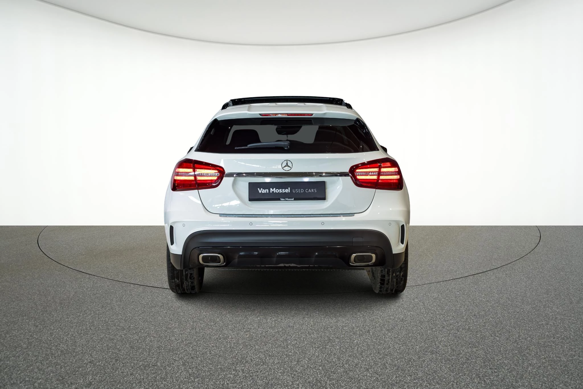 Mercedes-Benz GLA 200 AMG Line + PANORAMISCH DAK + CARPLAY + TREKHAAK +