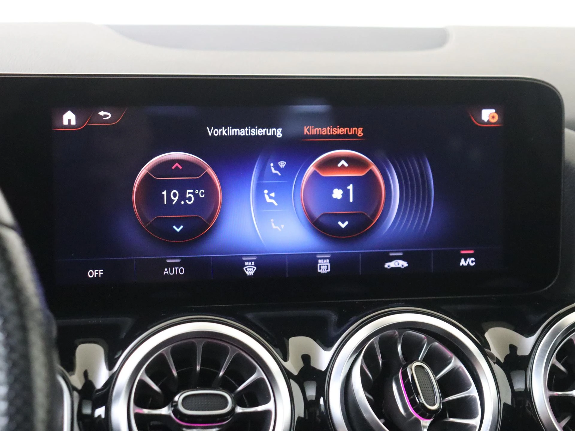 Mercedes-Benz-GLA-image-18