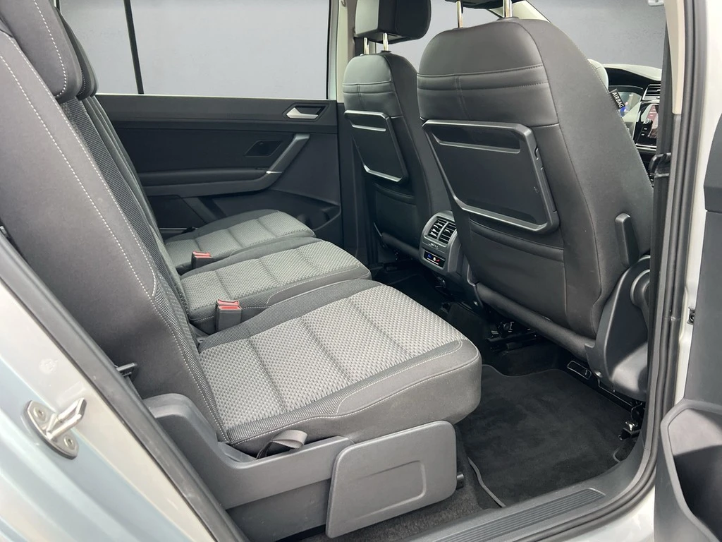 Volkswagen-Touran-image-11