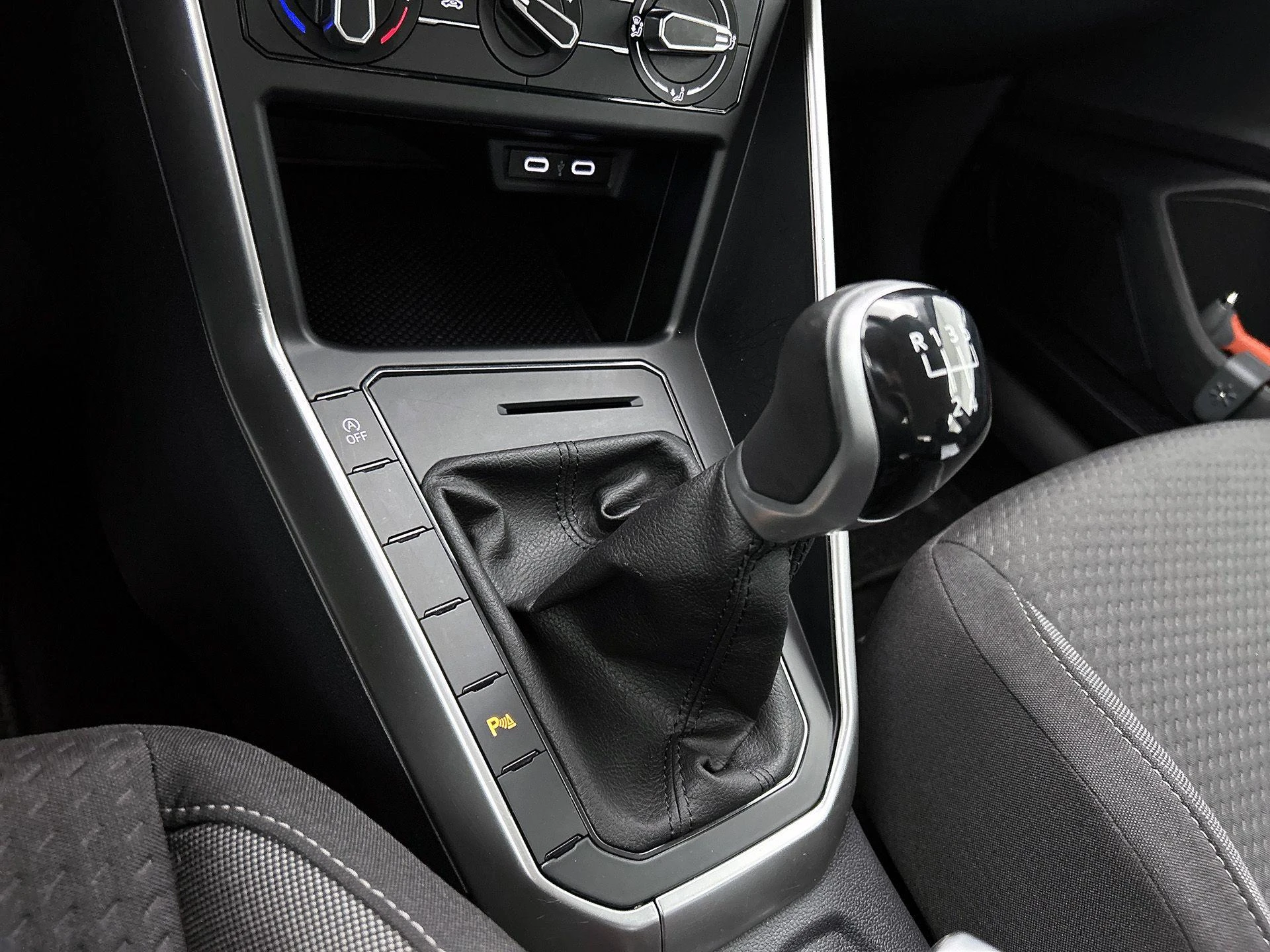 Volkswagen-Polo-image-19