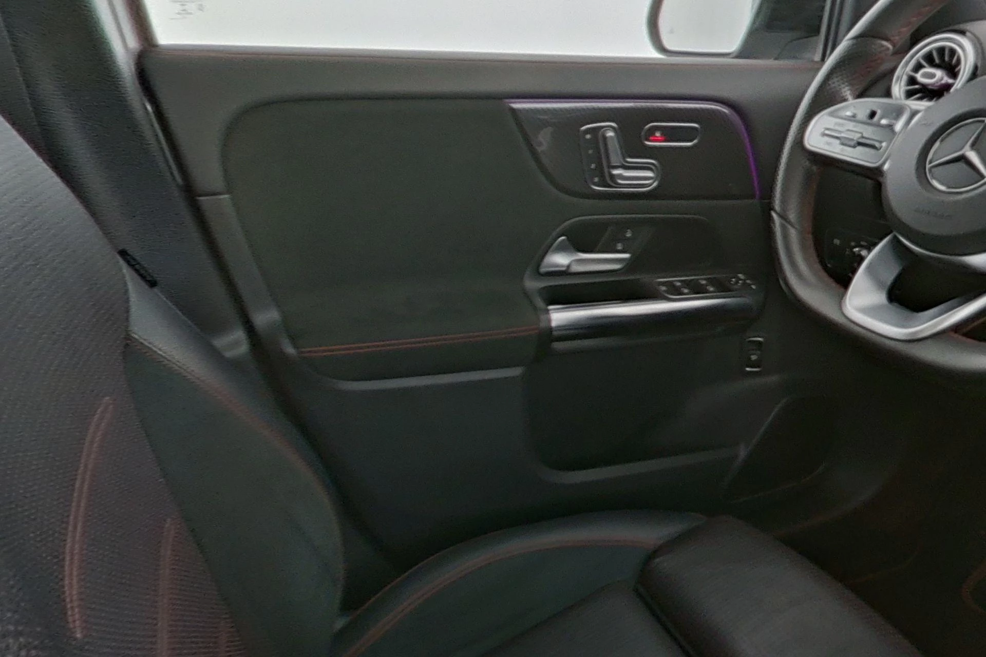 Mercedes-Benz GLA 180 d AMG Line + SPECIAL EDITION + LEDER + PANO + MULTIBEAM +