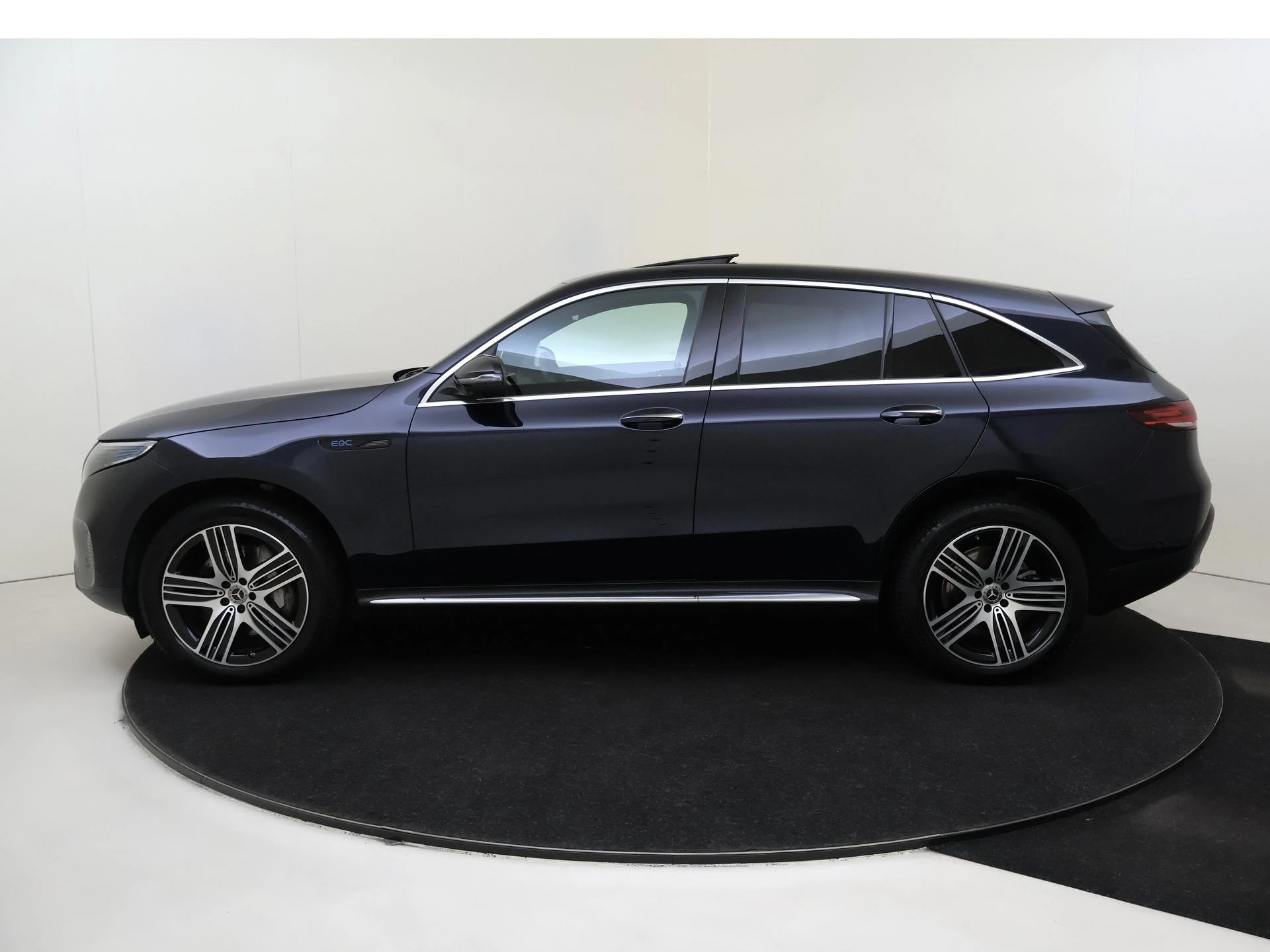 Mercedes-Benz-EQC-image-7