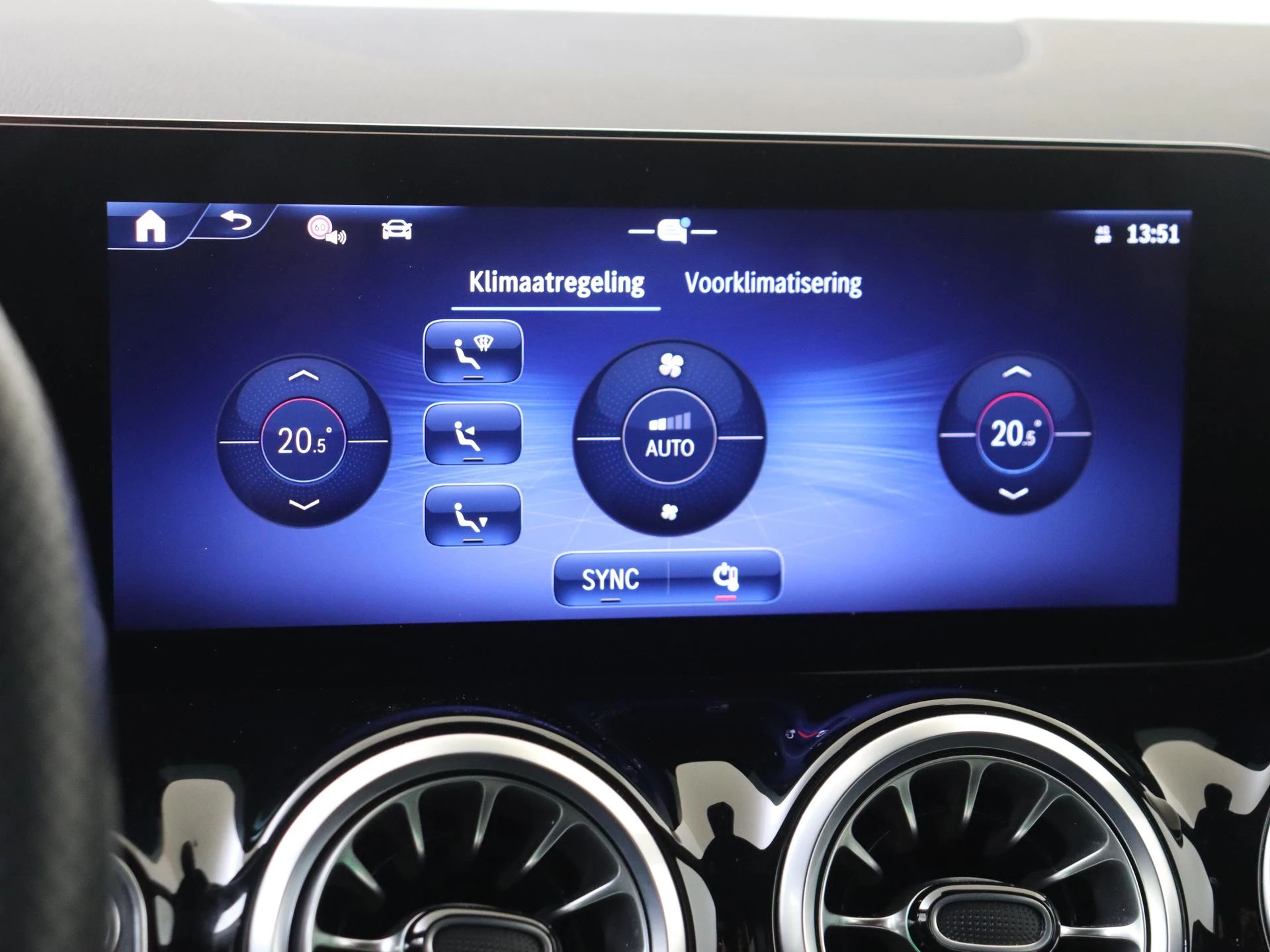 Mercedes-Benz-GLA-image-17
