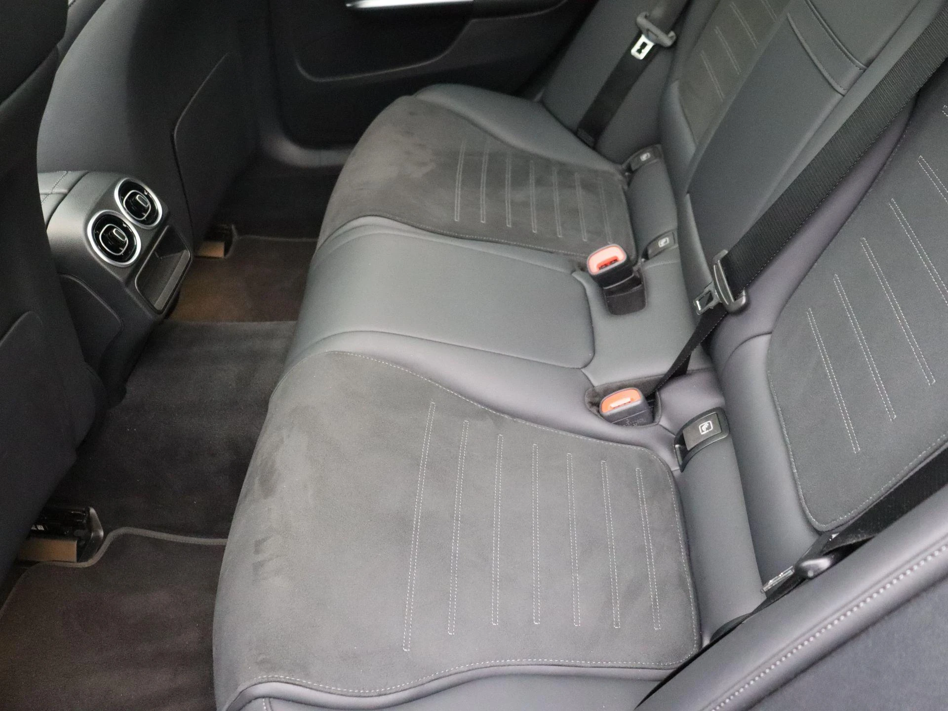 Mercedes-Benz-C-Klasse-image-12