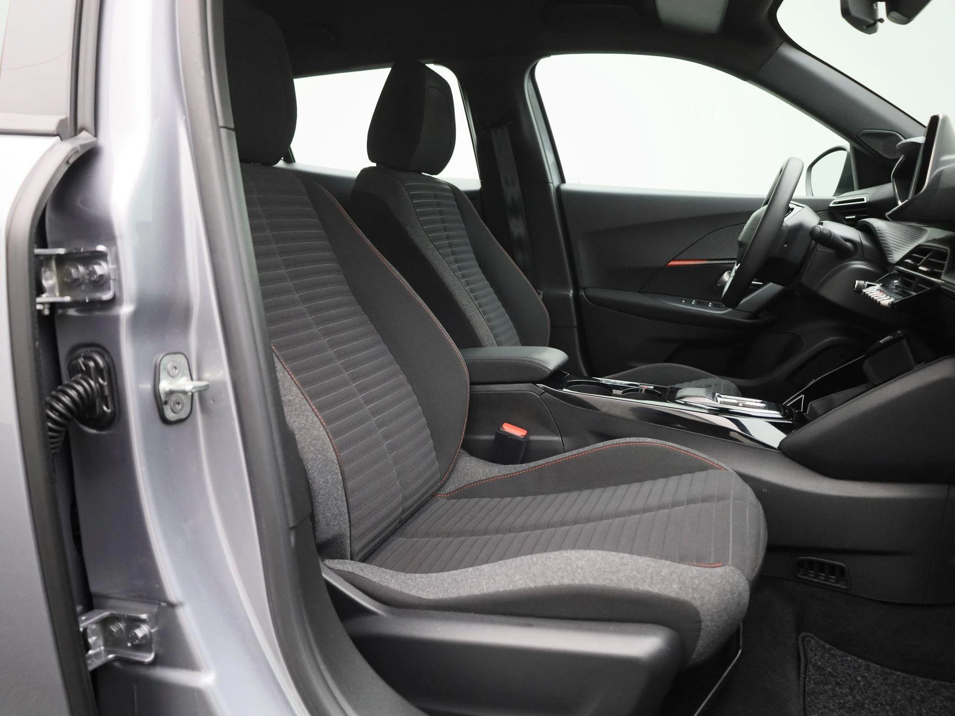 Peugeot-e-2008-image-30