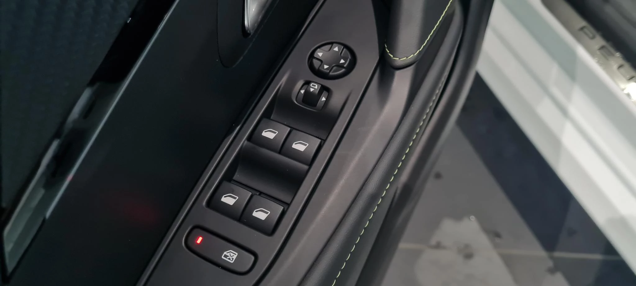 Peugeot 208 Hybrid 100 e-DCS6 GT