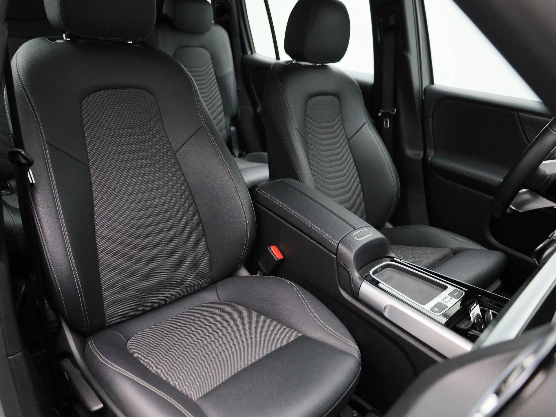 Mercedes-Benz-EQB-image-41