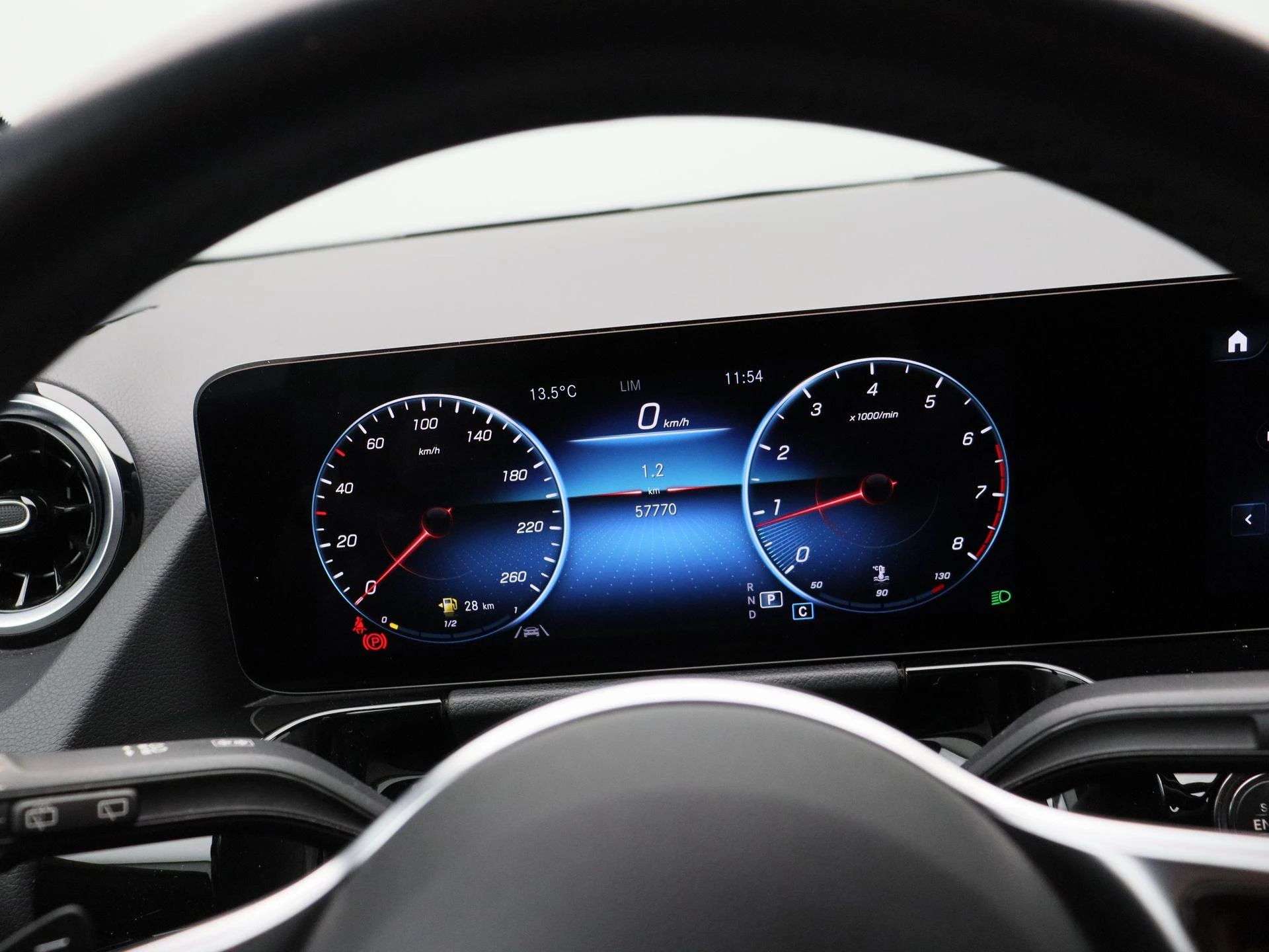 Mercedes-Benz GLA 180 Business Line + TREKHAAK + LED + CAMERA +