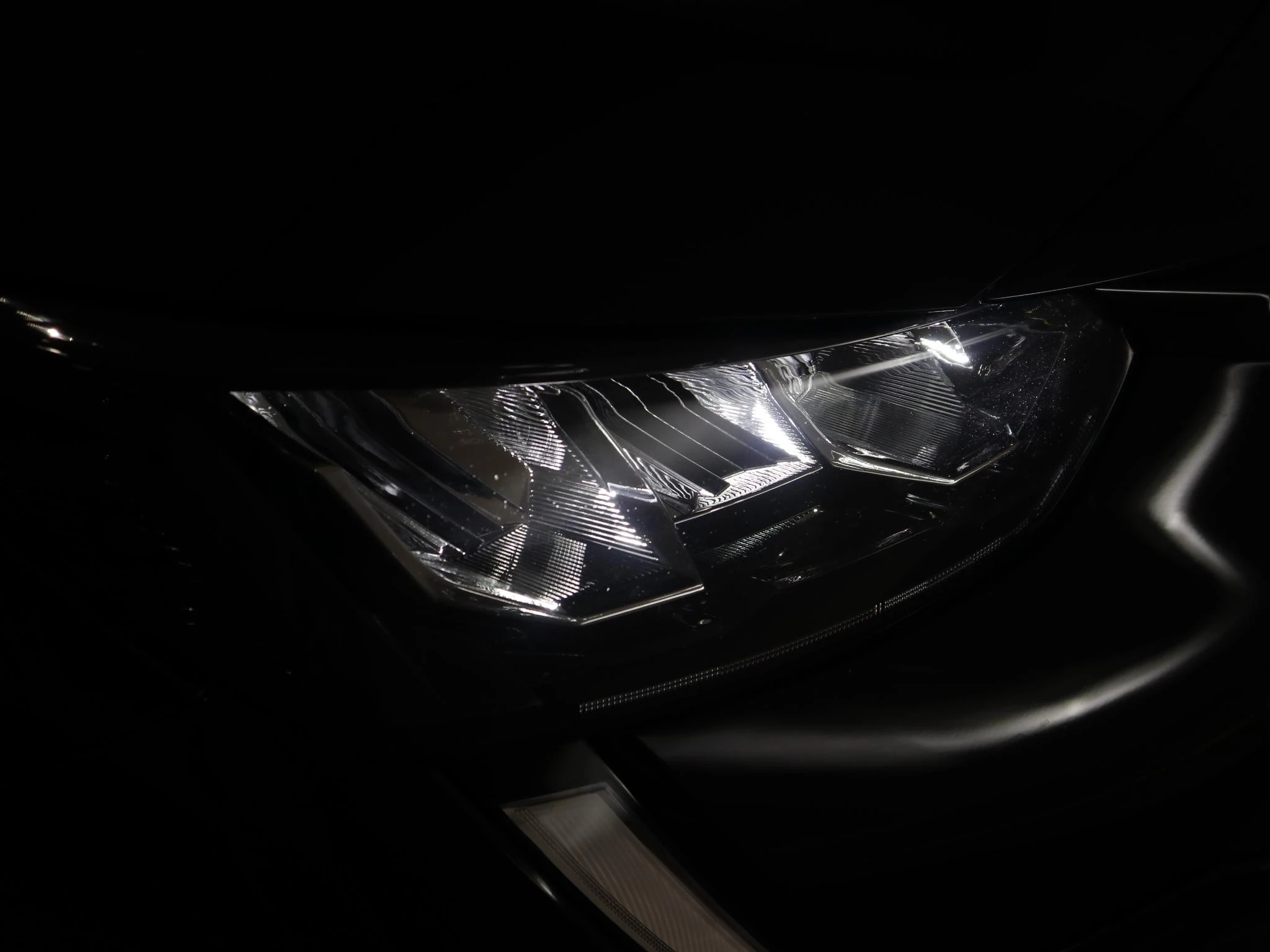 Peugeot-e-208-image-18