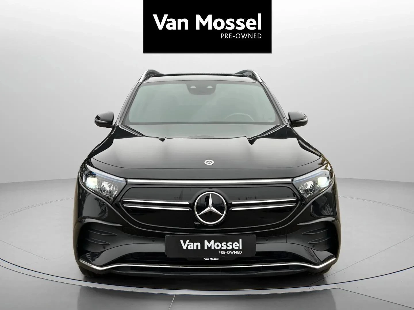 Mercedes-Benz-EQB-image-1