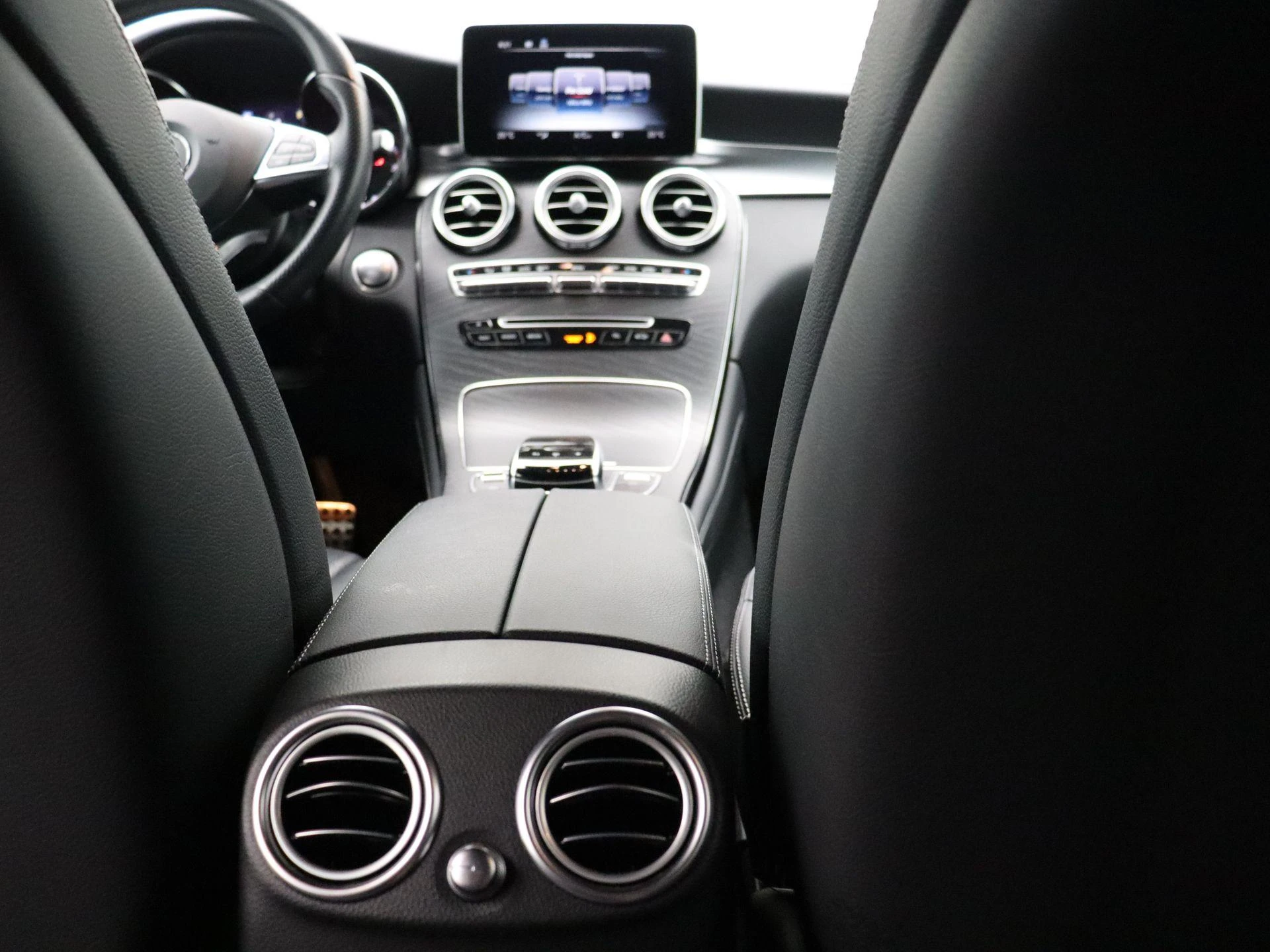 Mercedes-Benz-GLC-image-17