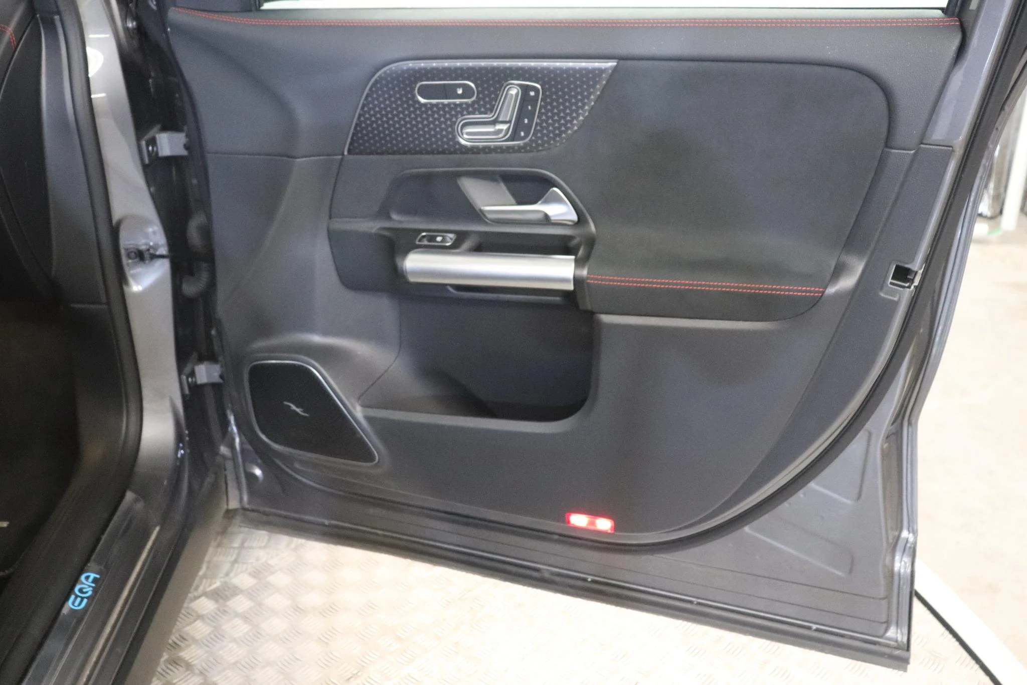 Mercedes-Benz-EQA-image-12