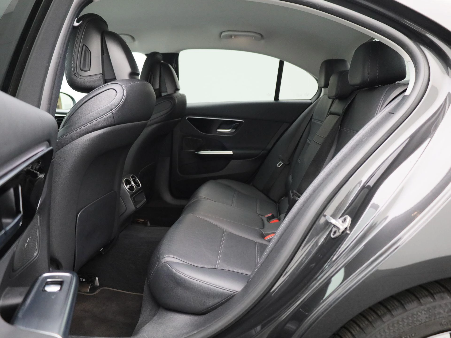 Mercedes-Benz-C-Klasse-image-9