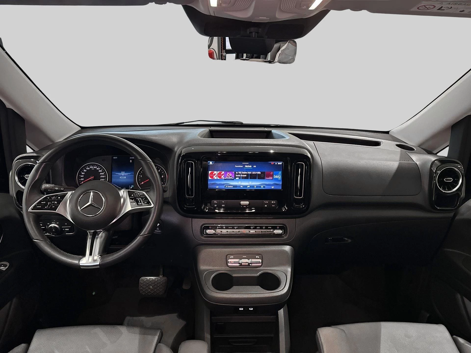 Mercedes-Benz-Vito-image-11