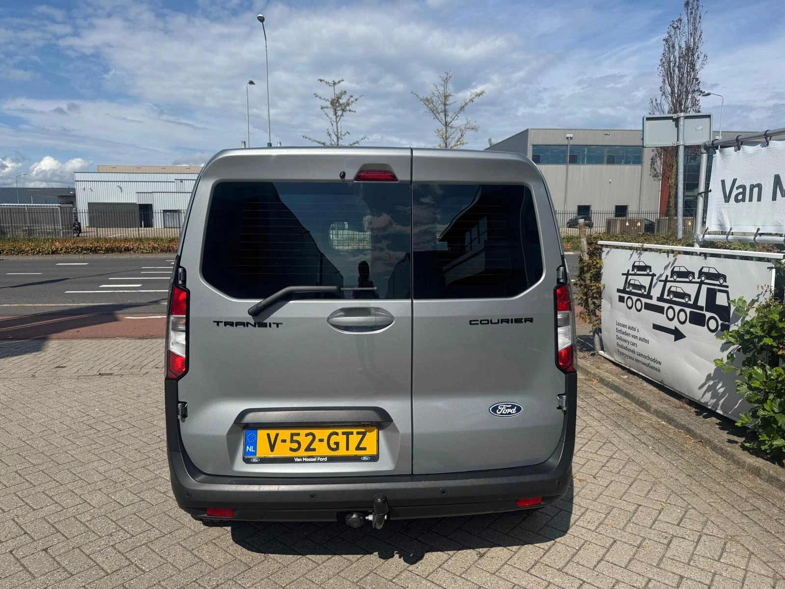 Ford-Transit Courier-image-5