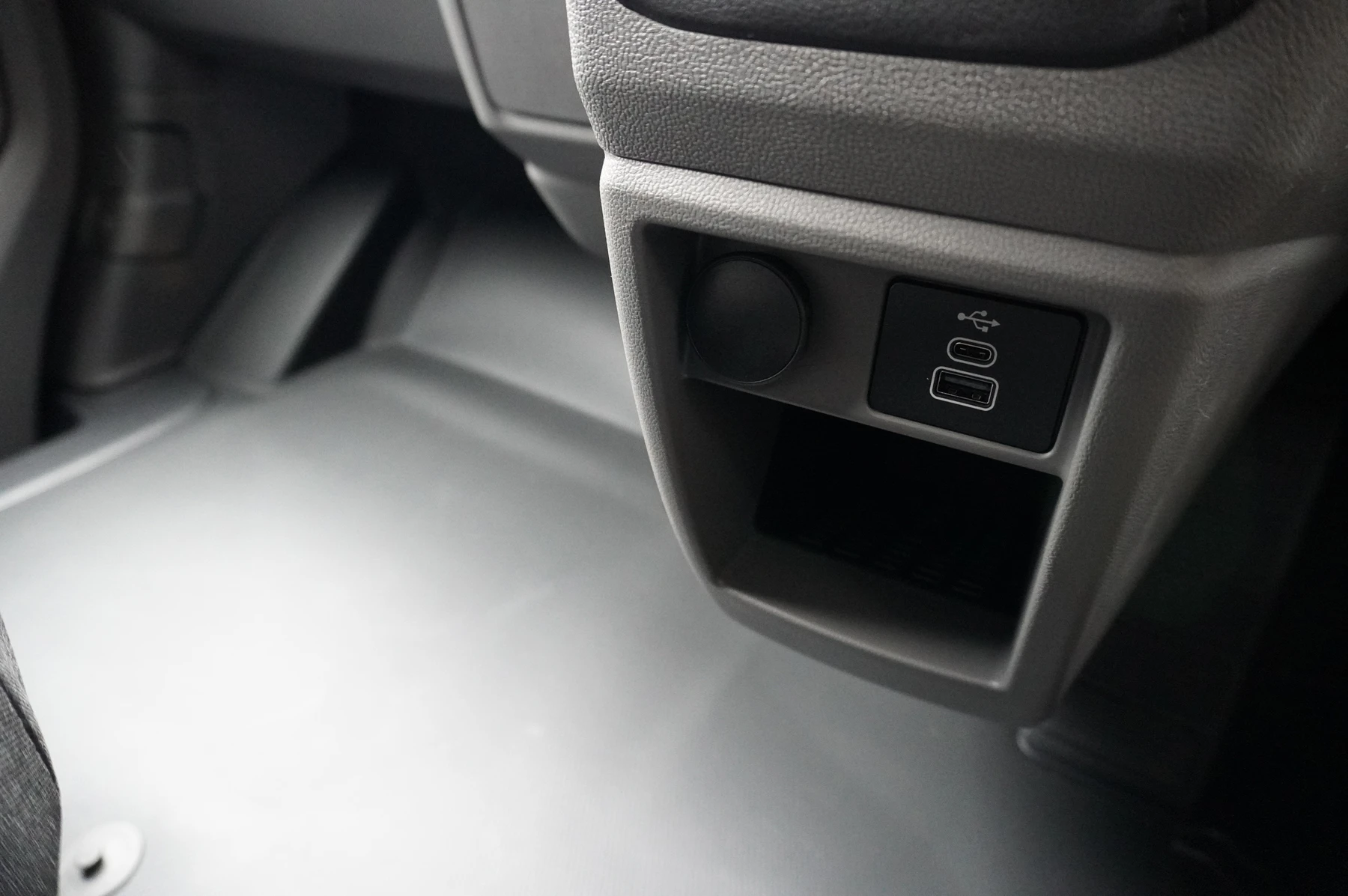 Volkswagen-Transporter-image-52
