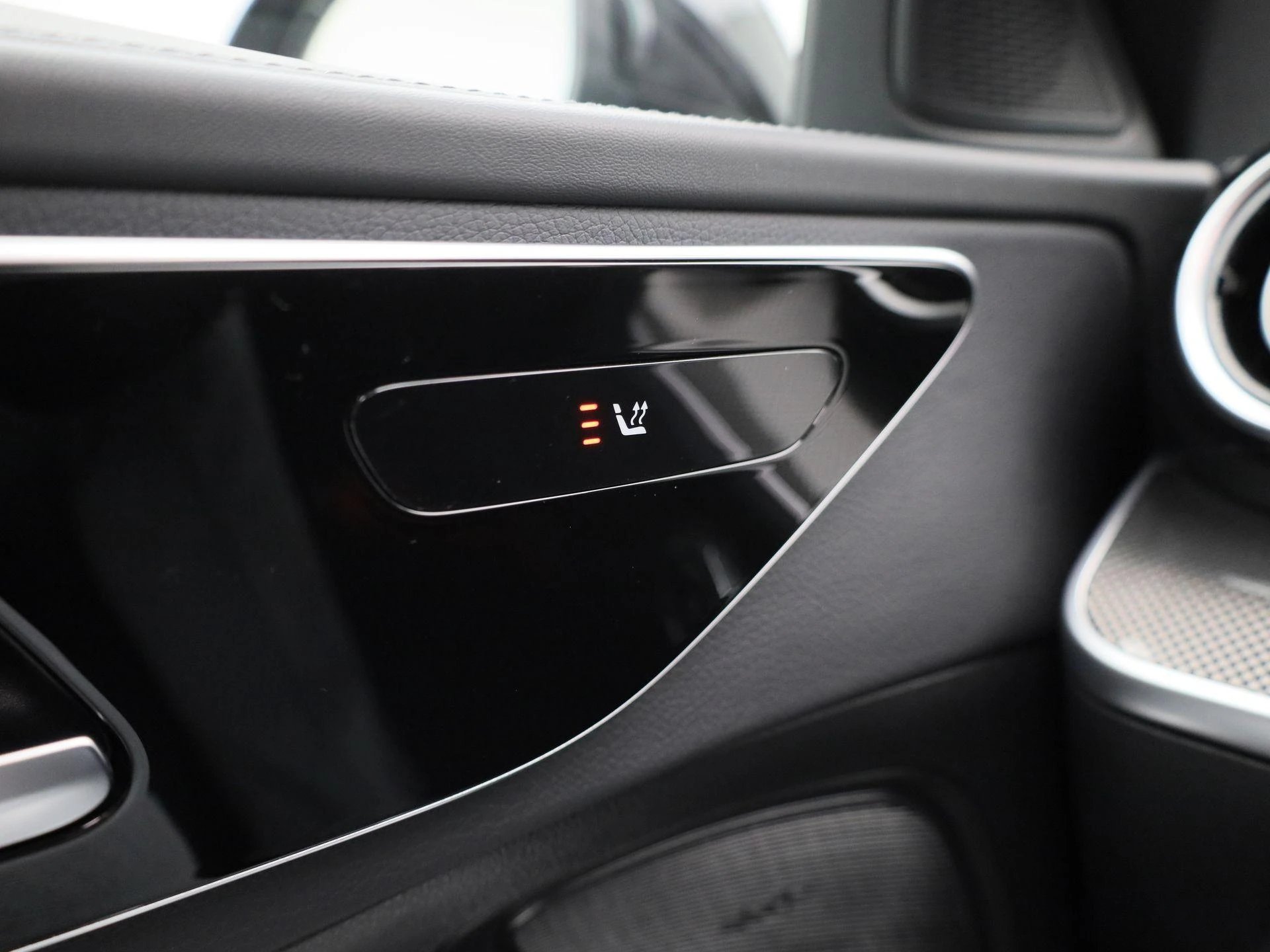 Mercedes-Benz-C-Klasse-image-25