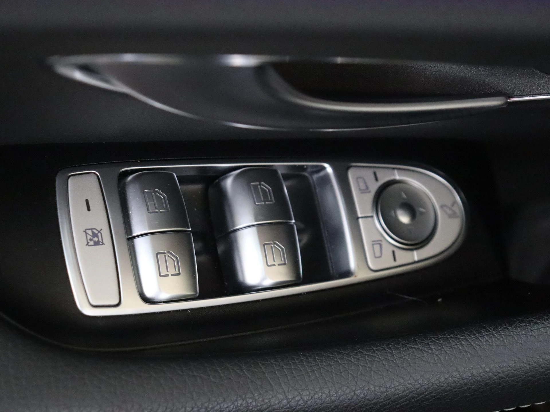 Mercedes-Benz-E-Klasse-image-24