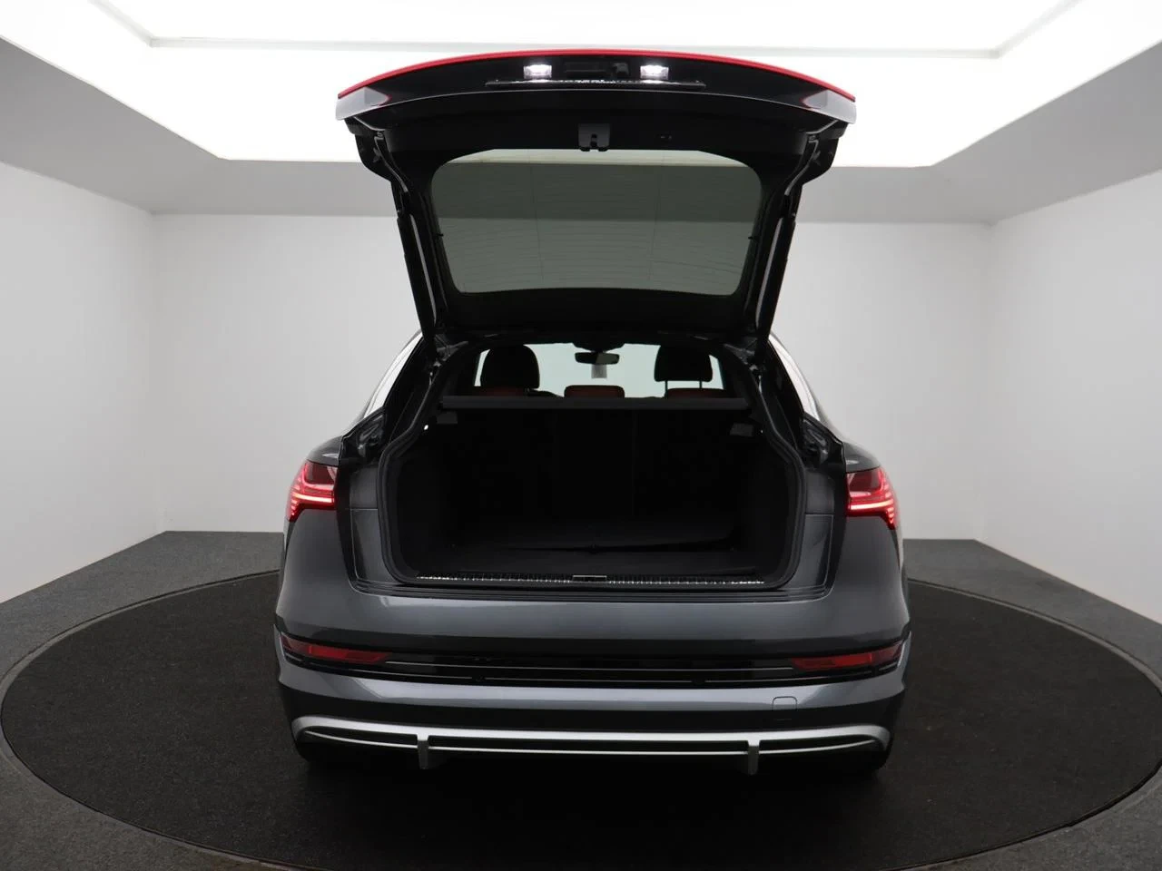 Audi e-tron Sportback Audi e-tron Sportback S-line 55 quattro 408PK *BRUINE LEDER*NAVI*APP CONNECT*BLTH*CRUISE*SPORTZETELS*CAMERA*ZETELVERWARMING*...