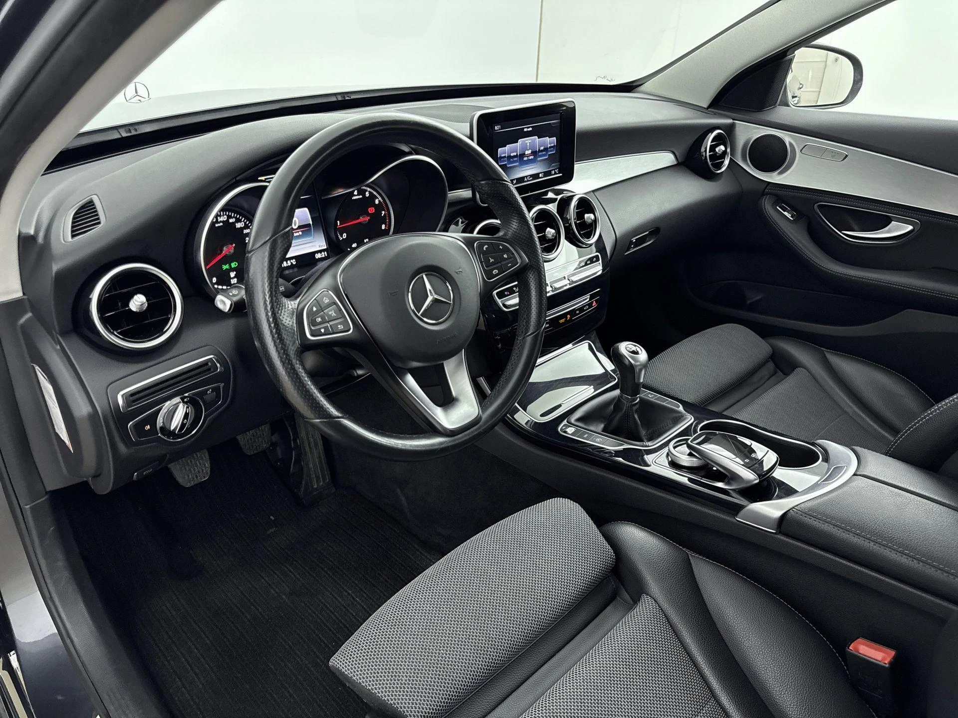 Mercedes-Benz-C-Klasse-image-12