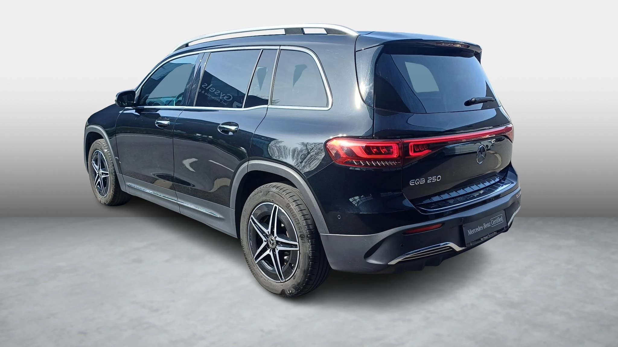 Mercedes-Benz EQB 250 AMG Line + 7-ZITPLAATSEN + LEDER + PANO DAK + CARPLAY +