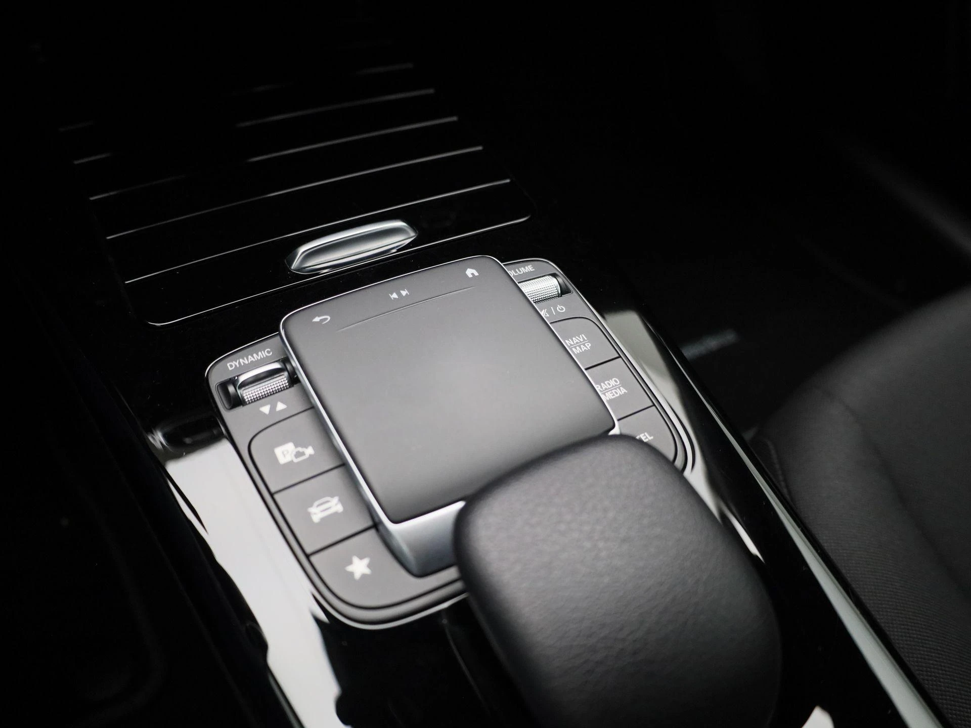 Mercedes-Benz-CLA-image-24