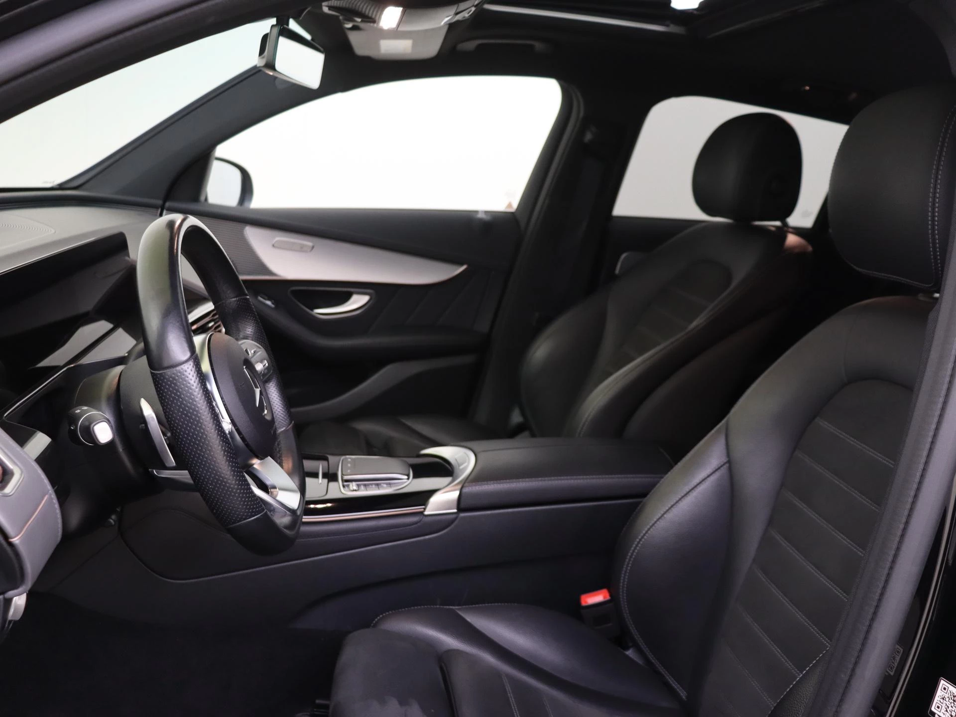 Mercedes-Benz-EQC-image-11