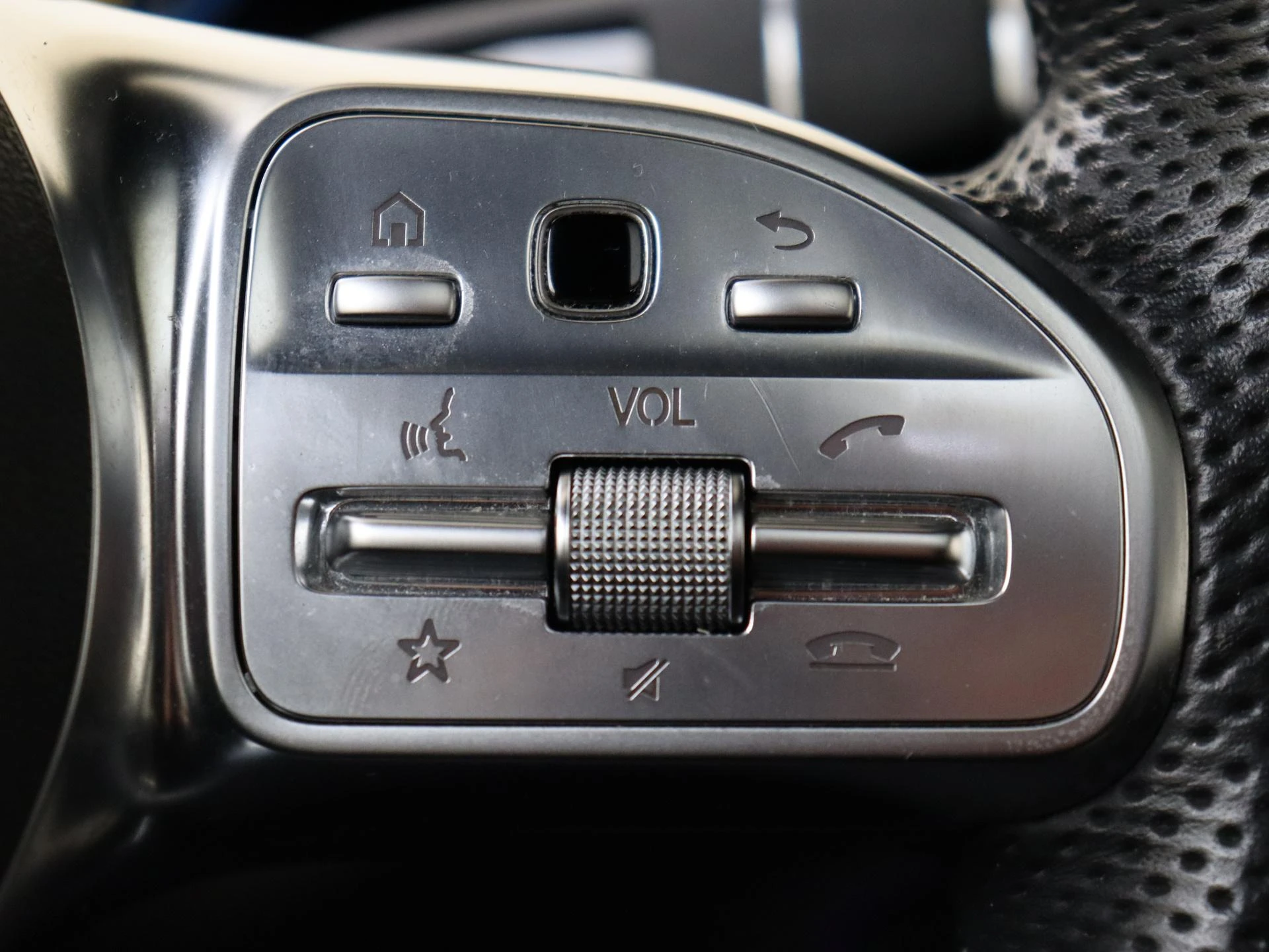Mercedes-Benz-EQC-image-12