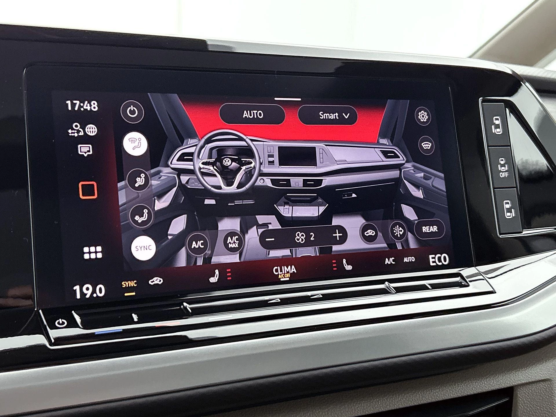 Volkswagen-Multivan-image-24