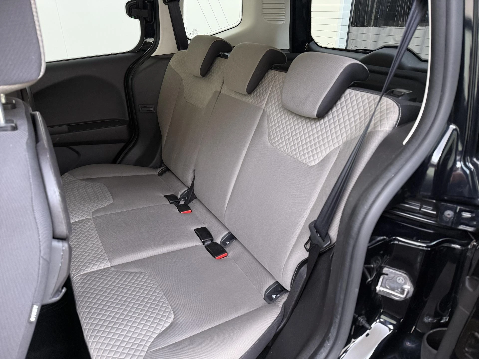 Ford-Tourneo Courier-image-15