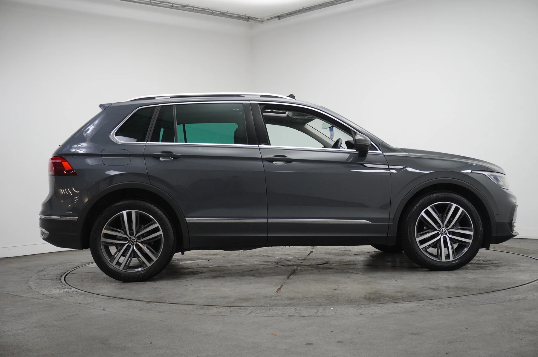 Volkswagen-Tiguan-image-3
