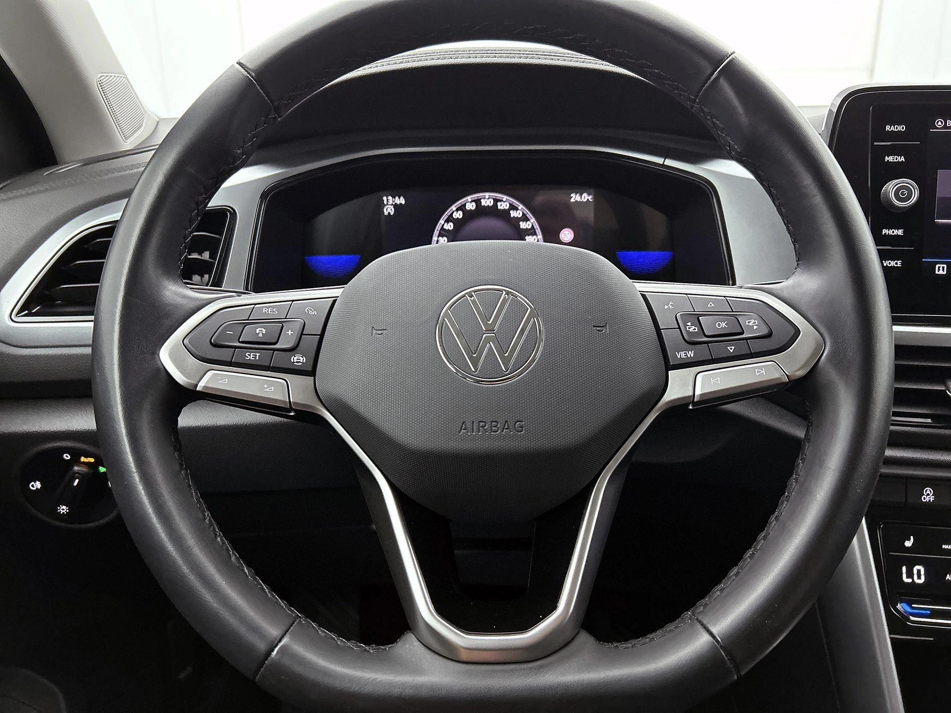 Volkswagen-T-Roc-image-29