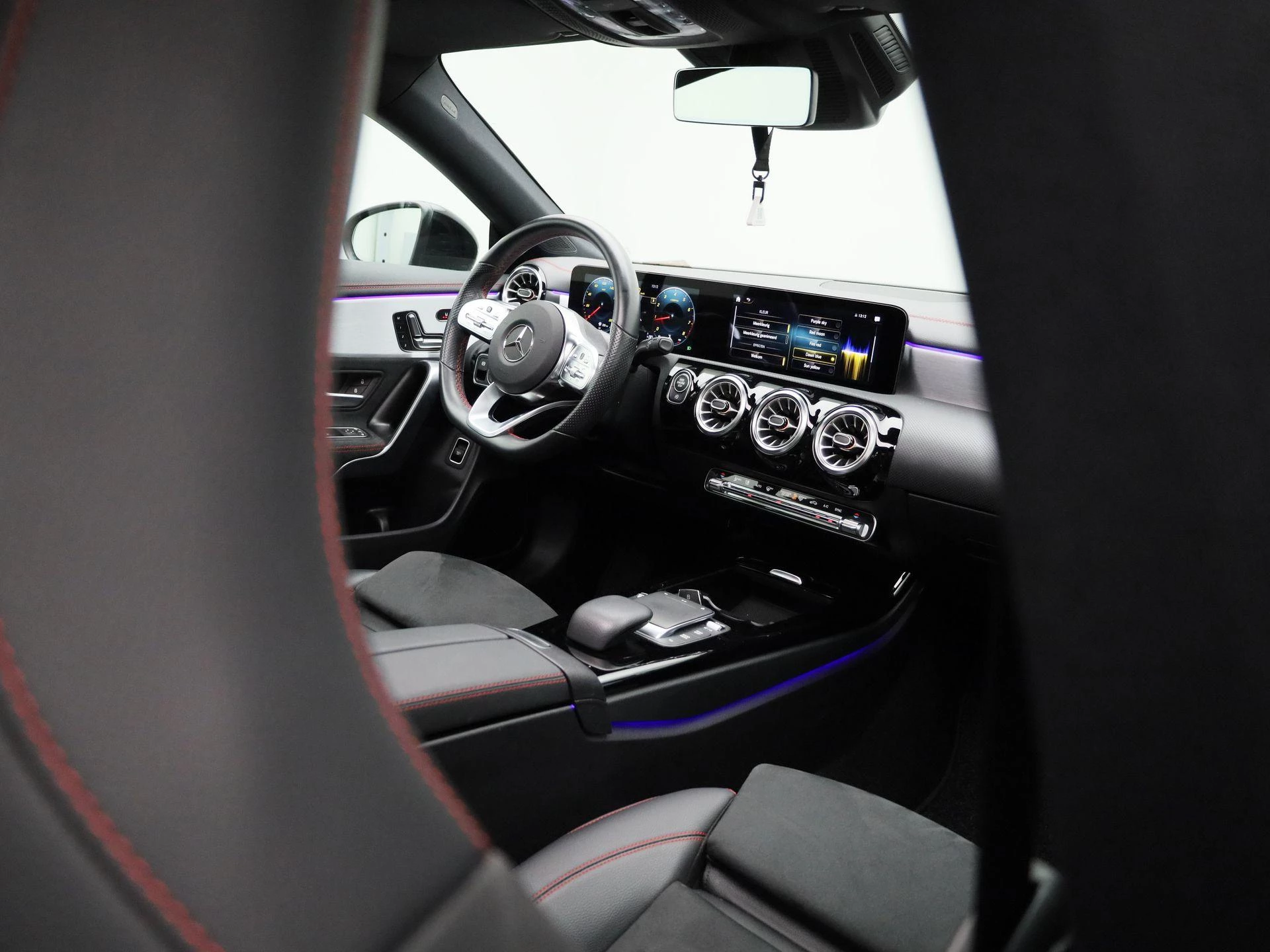 Mercedes-Benz-CLA-image-47