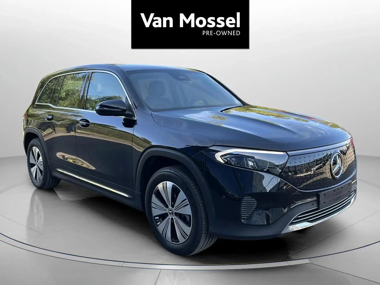 Mercedes-Benz-EQB-image-2