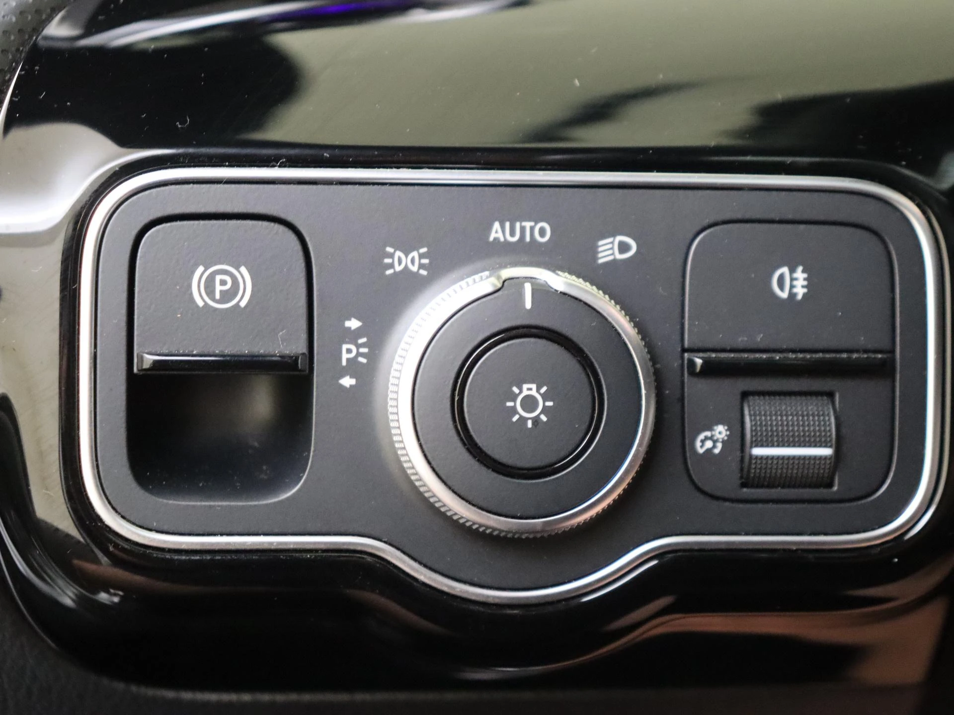 Mercedes-Benz-CLA-image-24
